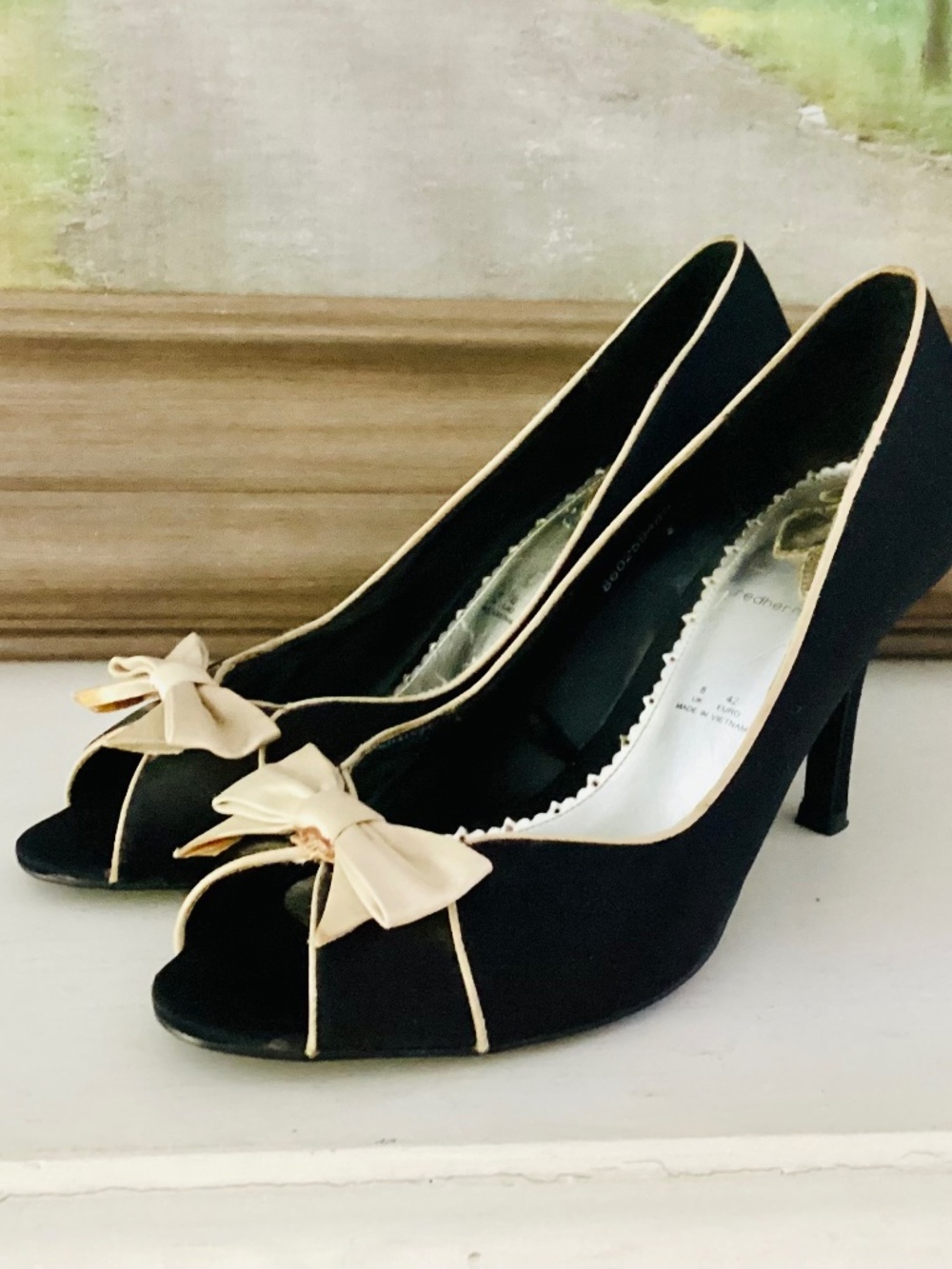 Red Herring Black Cream Satin Heels Peep Toe Bow Elegant Formal Classy Evening